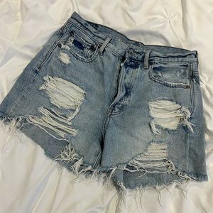 American Eagle Destroyed 90s Boyfriend Short